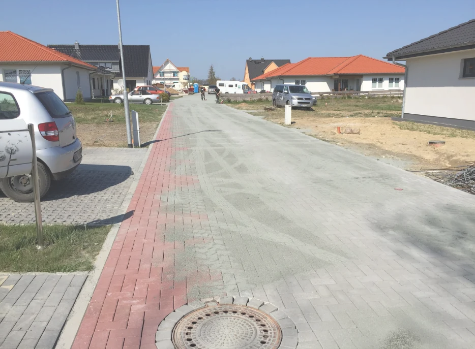 Straße mit Radweg in einem Wohngebiet, frisch gebaut