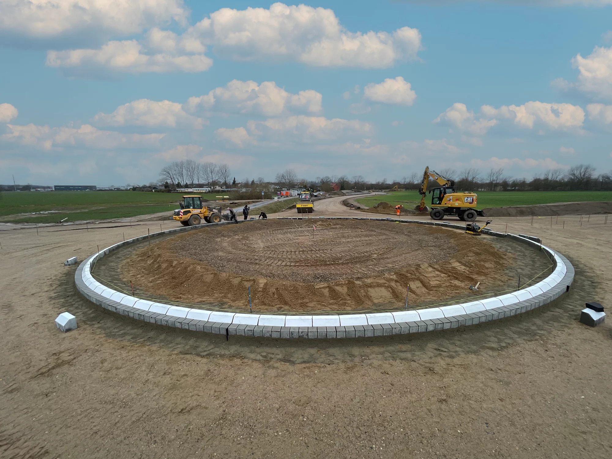 Nahaufnahme des Zentrums eines großen Kreisverkehrs im Bauprozess